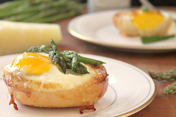 baked-eggs-in-bread-bowls-with-cheese-and-asparagus